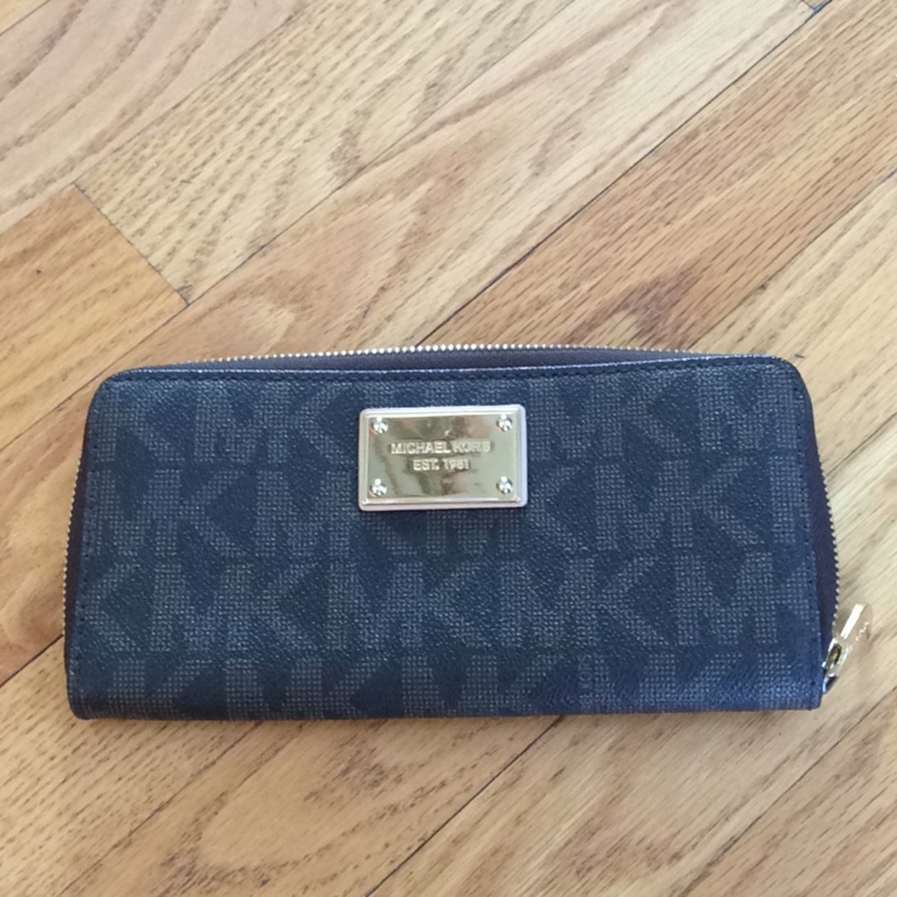 Michael Kors zip wallet